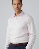 Hombre con camisa de vestir rosa de microtextura