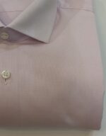 Detalle de camisa de vestir rosa de microtextura