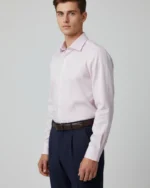 Hombre con camisa de vestir rosa claro
