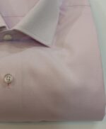 Detalle de la camisa de vestir rosa claro