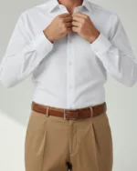 Hombre con camisa de vestir blanca de rayas finas