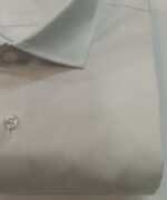 Detalle de la camisa de vestir blanca de rayas finas