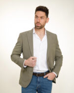 Americana hombre joven para hombre en estilo elegante y actual